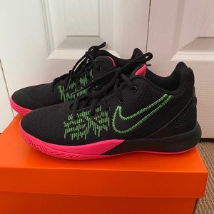 Nike Kyrie Flytrap ll size 5.5